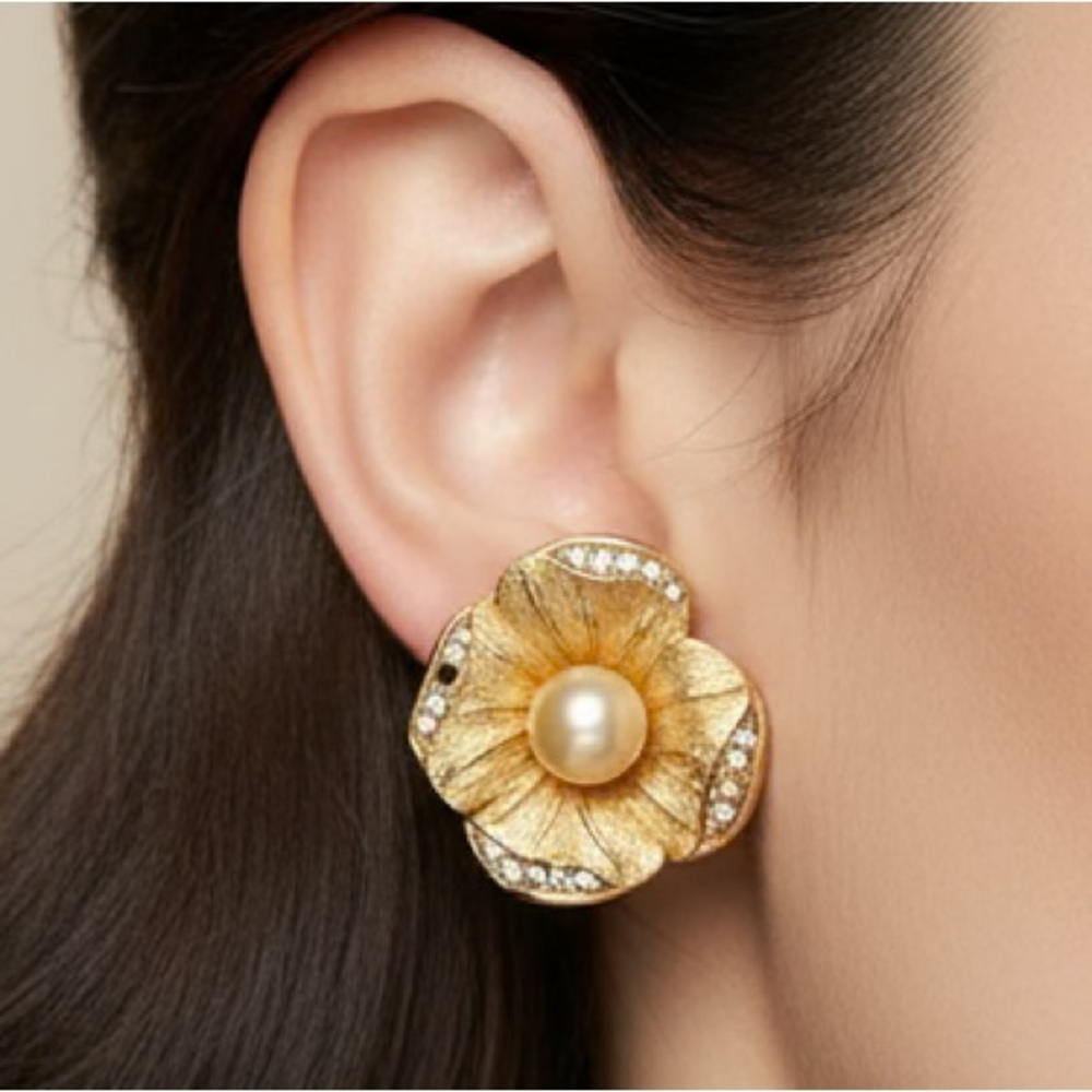 ❗️SOLD❗️ DIOR VINTAGE FLOWER PEARL EARRINGS